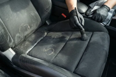 Limpieza de asiento deportivo de Alcantara con división de sucio y limpio.