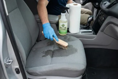 limpiar vomito coche guia para eliminar manchas y olores