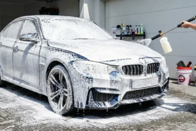 Limpieza con snow foam de coche